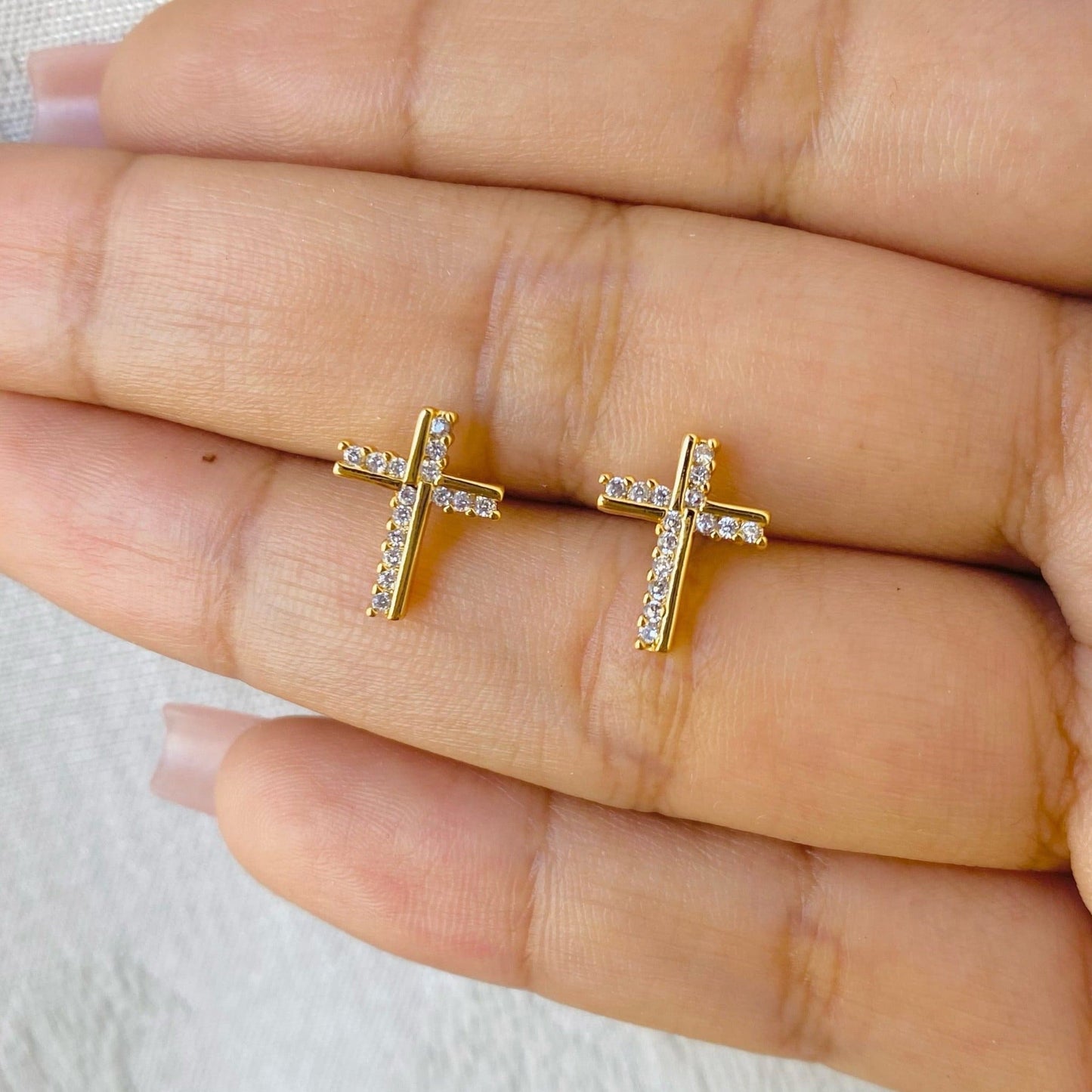 Aretes Mini Cruz Con Circones Blancos