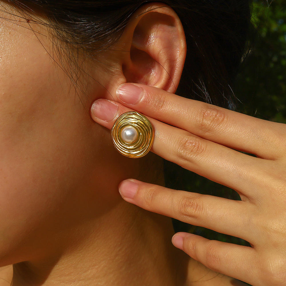 Aretes_Lucrecia_Perla_Waterproof_2.jpg