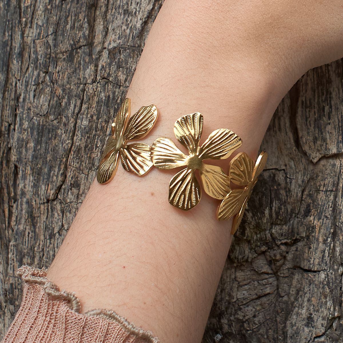 Brazalete Camelia Waterproof - Joya en acero inoxidable enchapado en oro 18k - D'Merys