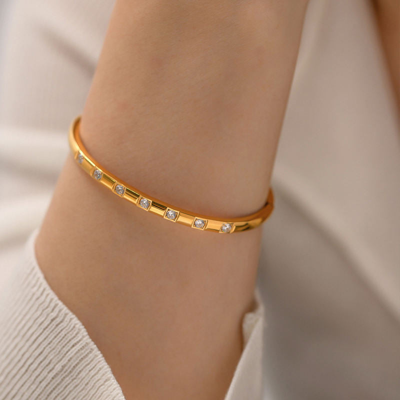 Brazalete Puñera Destellos Waterproof - Joya en acero inoxidable enchapado en oro 18k - D'Merys