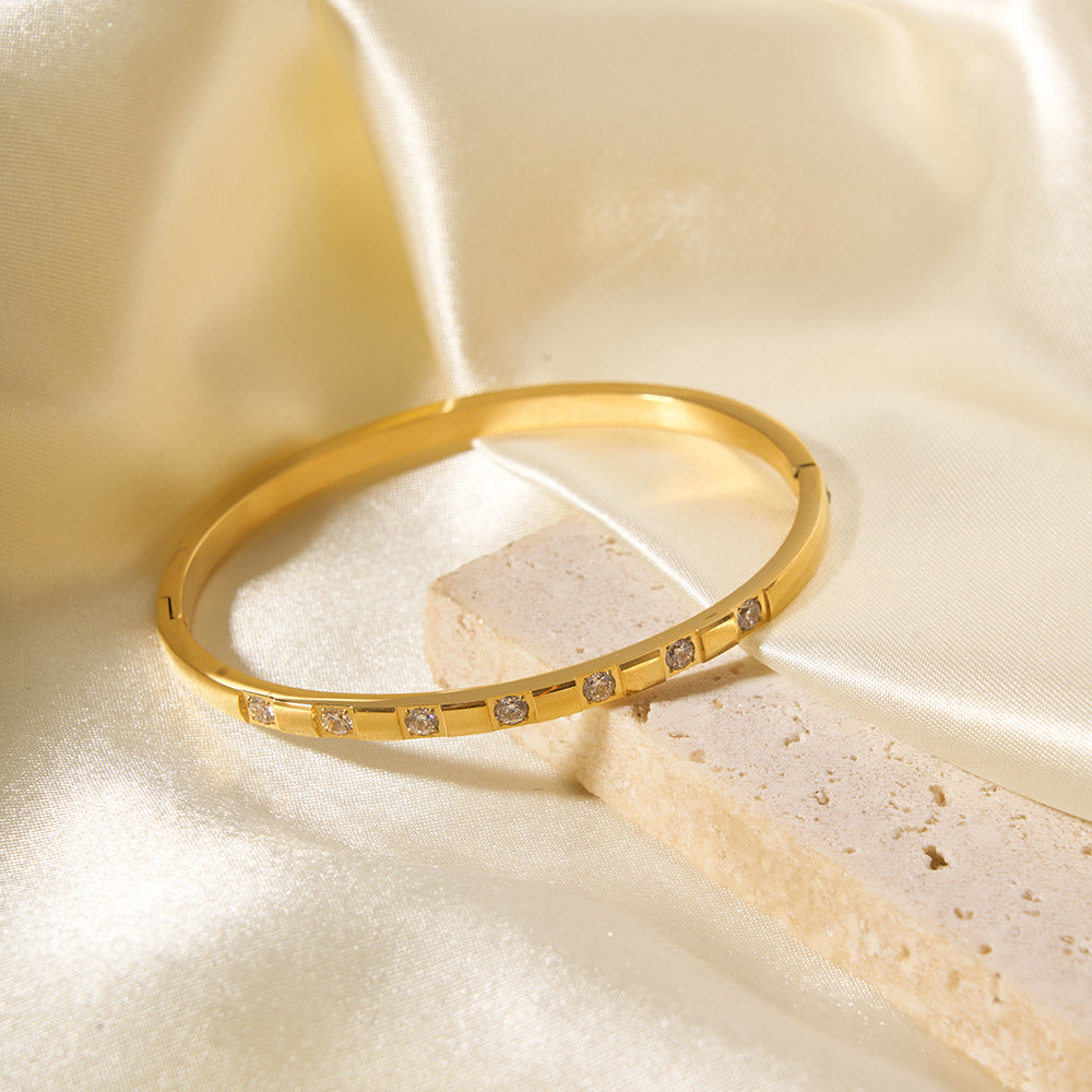 Brazalete Puñera Destellos Waterproof - Joya en acero inoxidable enchapado en oro 18k - D'Merys