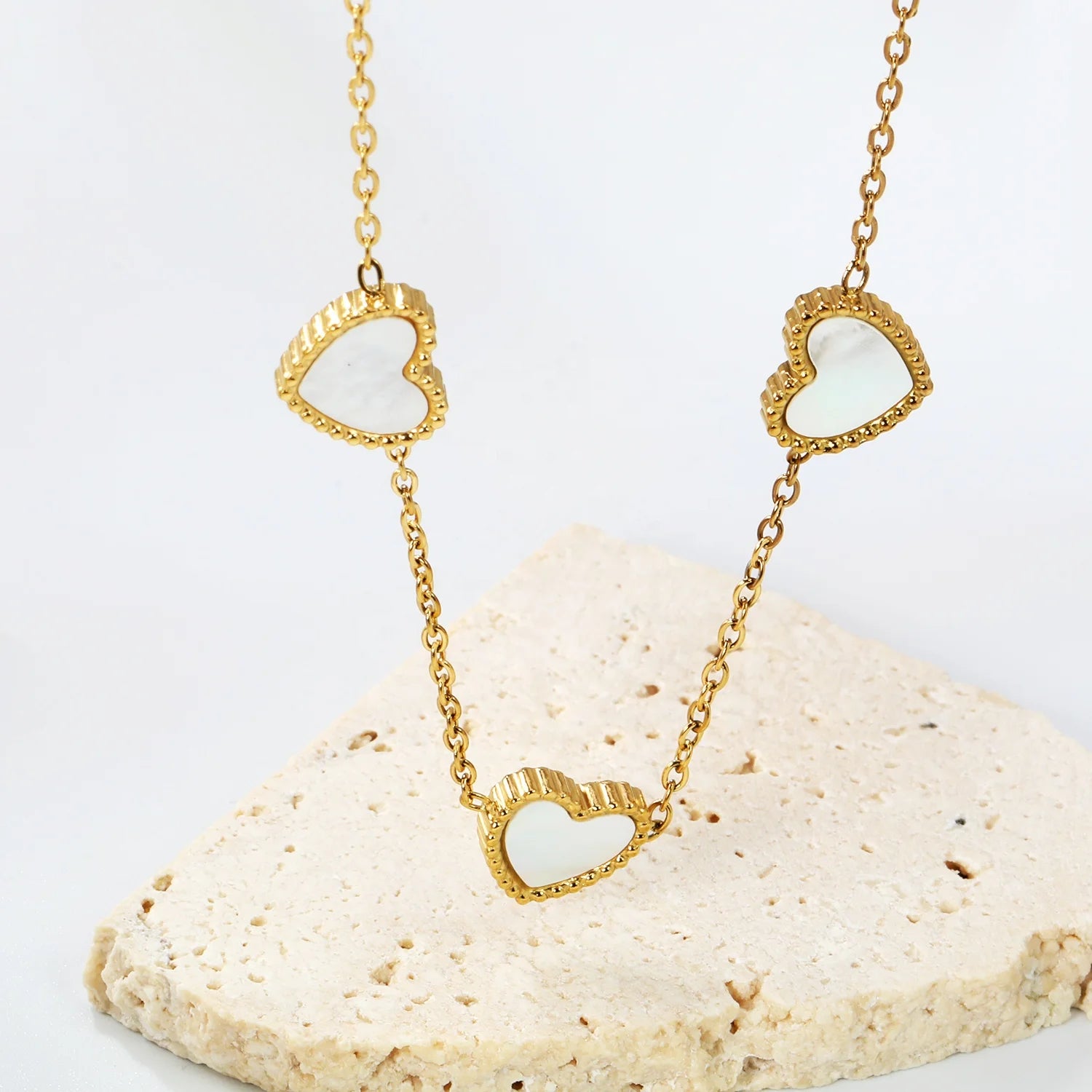 Collar Corazones Blancos Waterproof - Joya en acero inoxidable enchapado en oro 18k - D'Merys