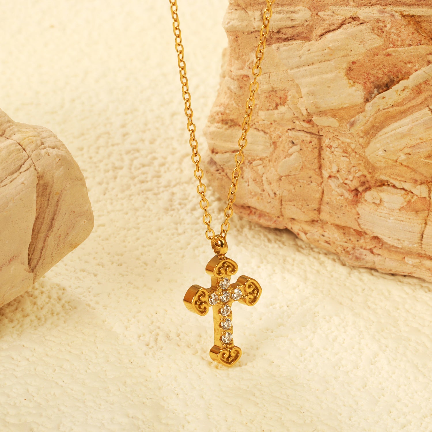Collar Cruz Celestial Waterproof - Joya en acero inoxidable enchapado en oro 18k - D'Merys