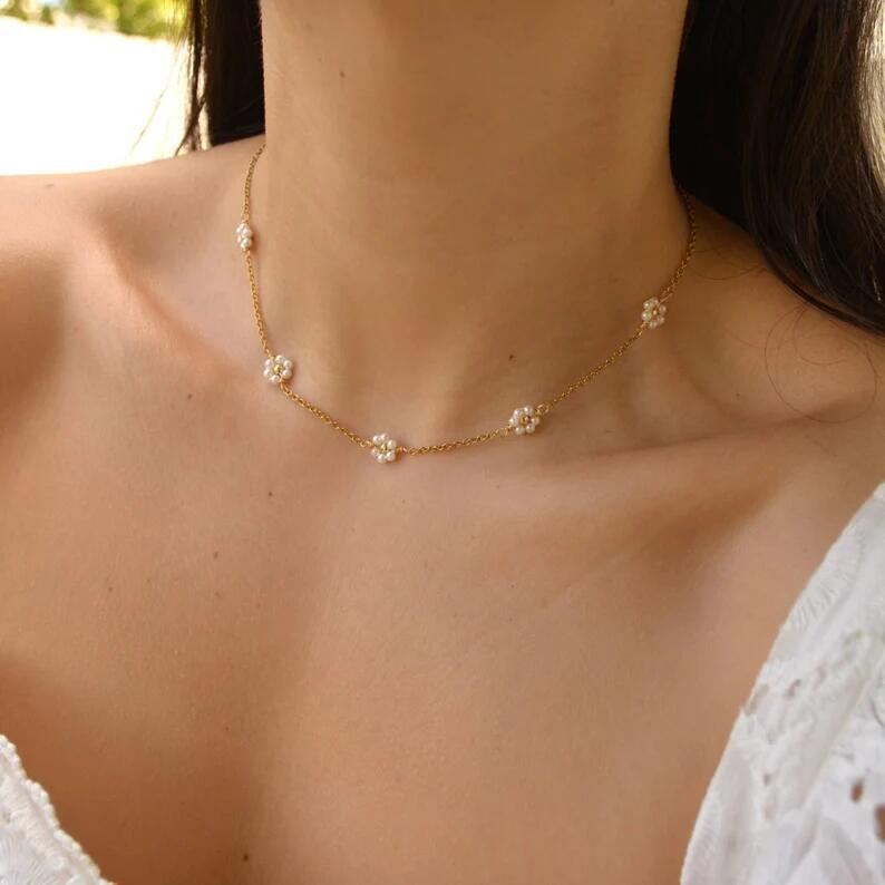 Collar Florcita Blanca Waterproof - Joya en acero inoxidable enchapado en oro 18k - D'Merys
