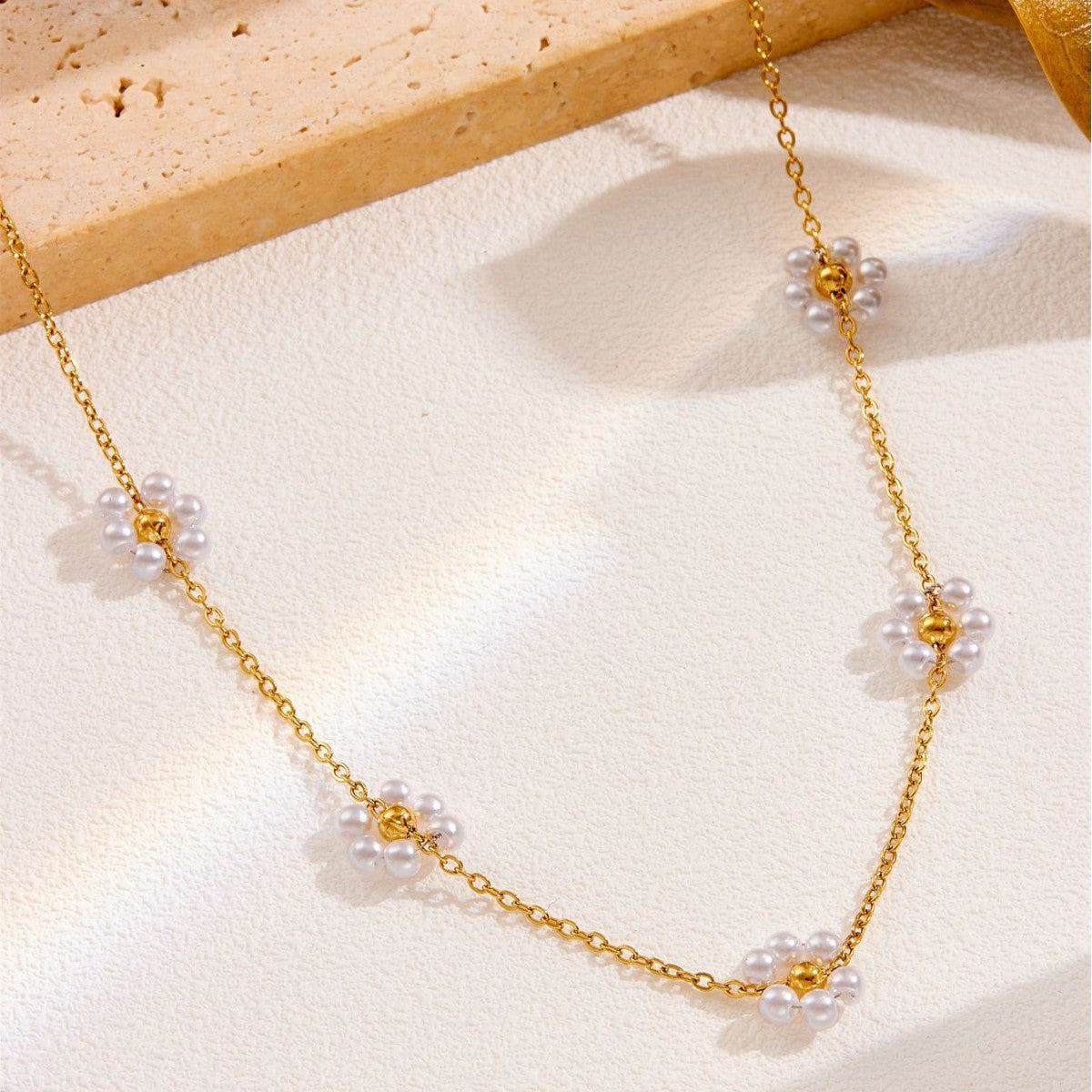 Collar Florcita Blanca Waterproof - Joya en acero inoxidable enchapado en oro 18k - D'Merys