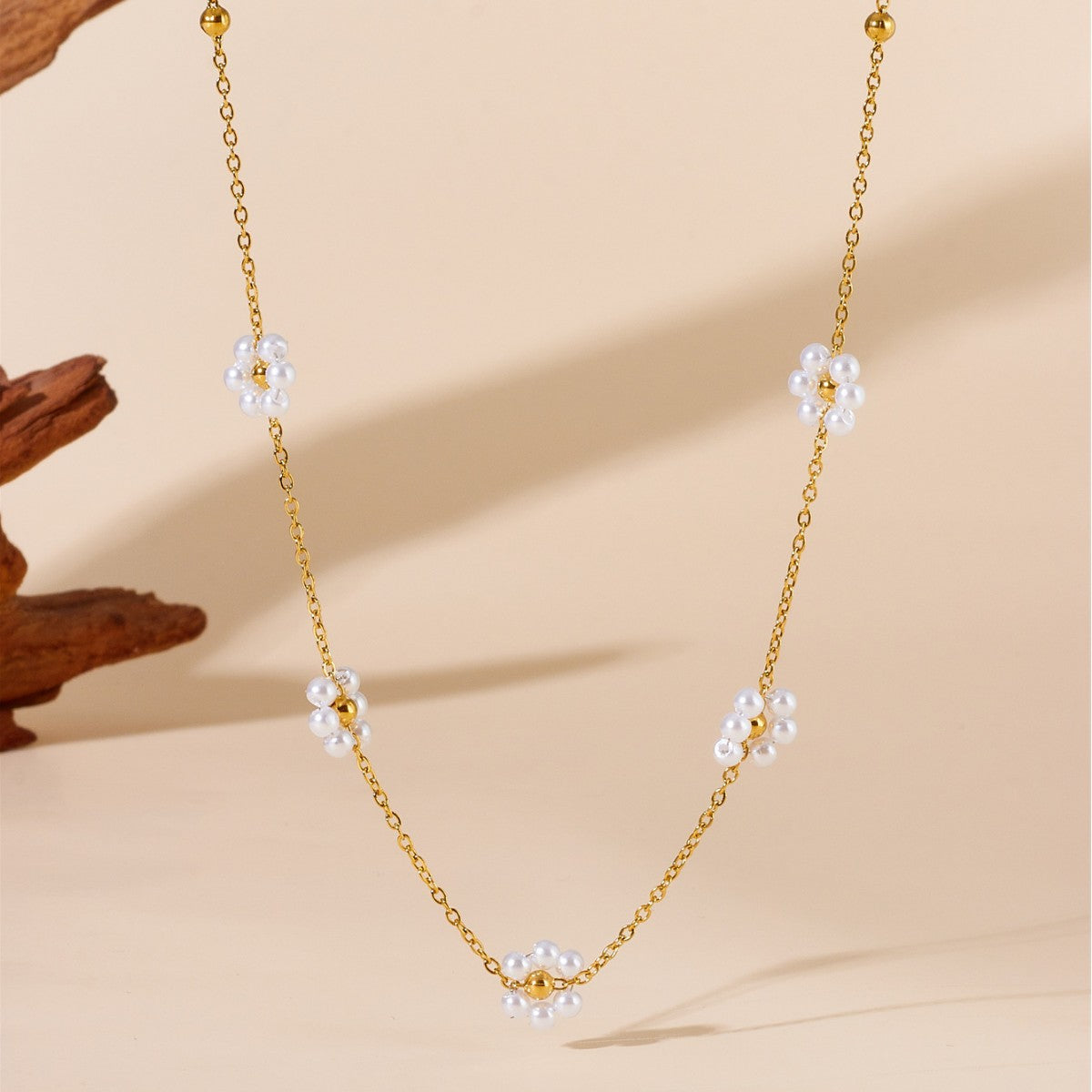 Collar Florcita Blanca Waterproof - Joya en acero inoxidable enchapado en oro 18k - D'Merys