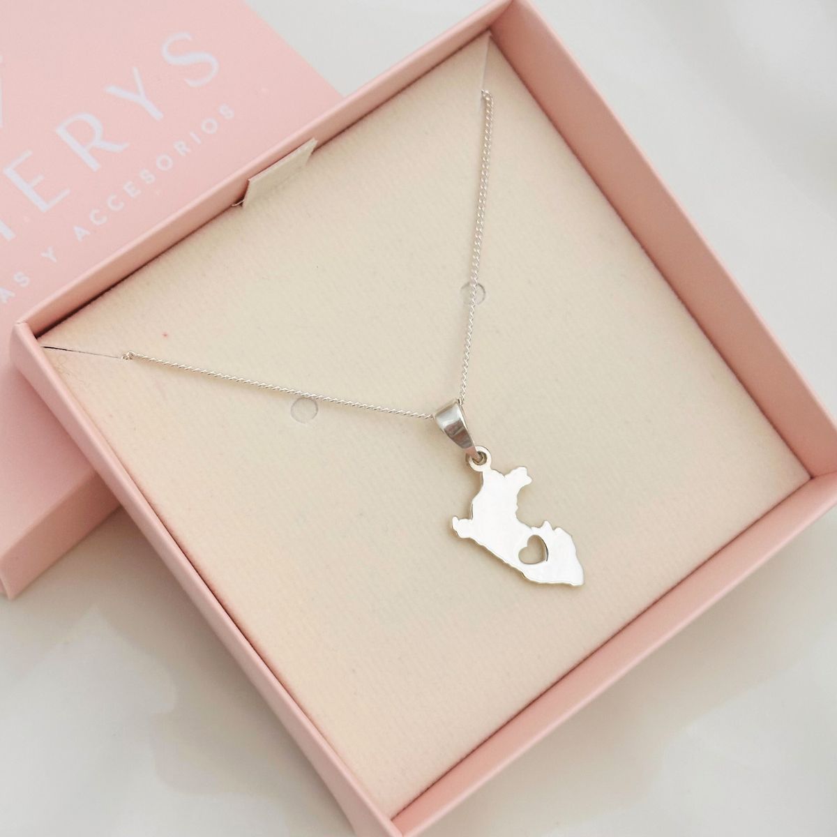 Collar_Mapa_Peru_con_Corazon_Plata_950_2.jpg