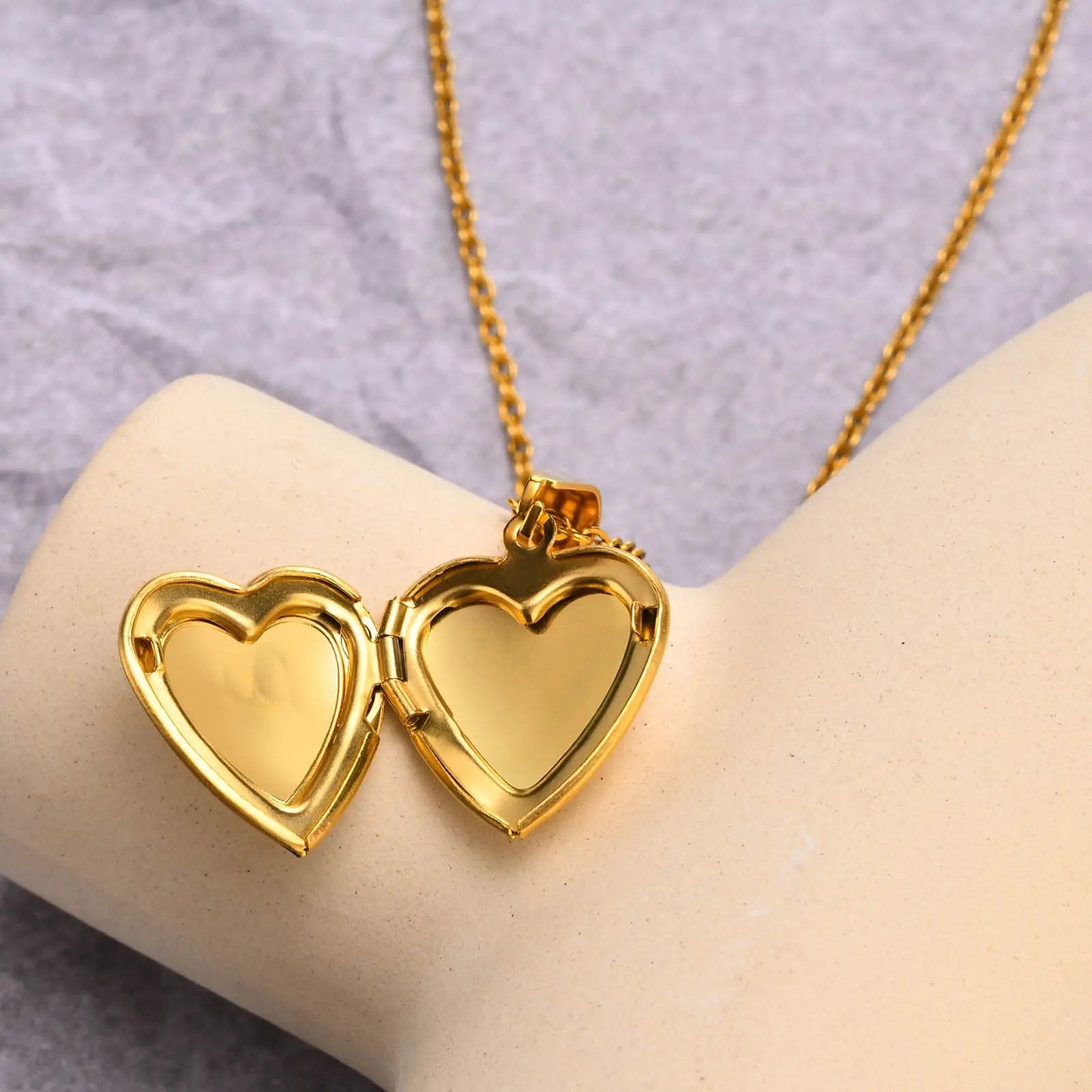 Collar Relicario Corazón Waterproof - Joya en acero inoxidable enchapado en oro 18k - D'Merys