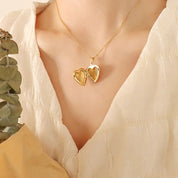 Collar Relicario Corazón Waterproof - Joya en acero inoxidable enchapado en oro 18k - D'Merys