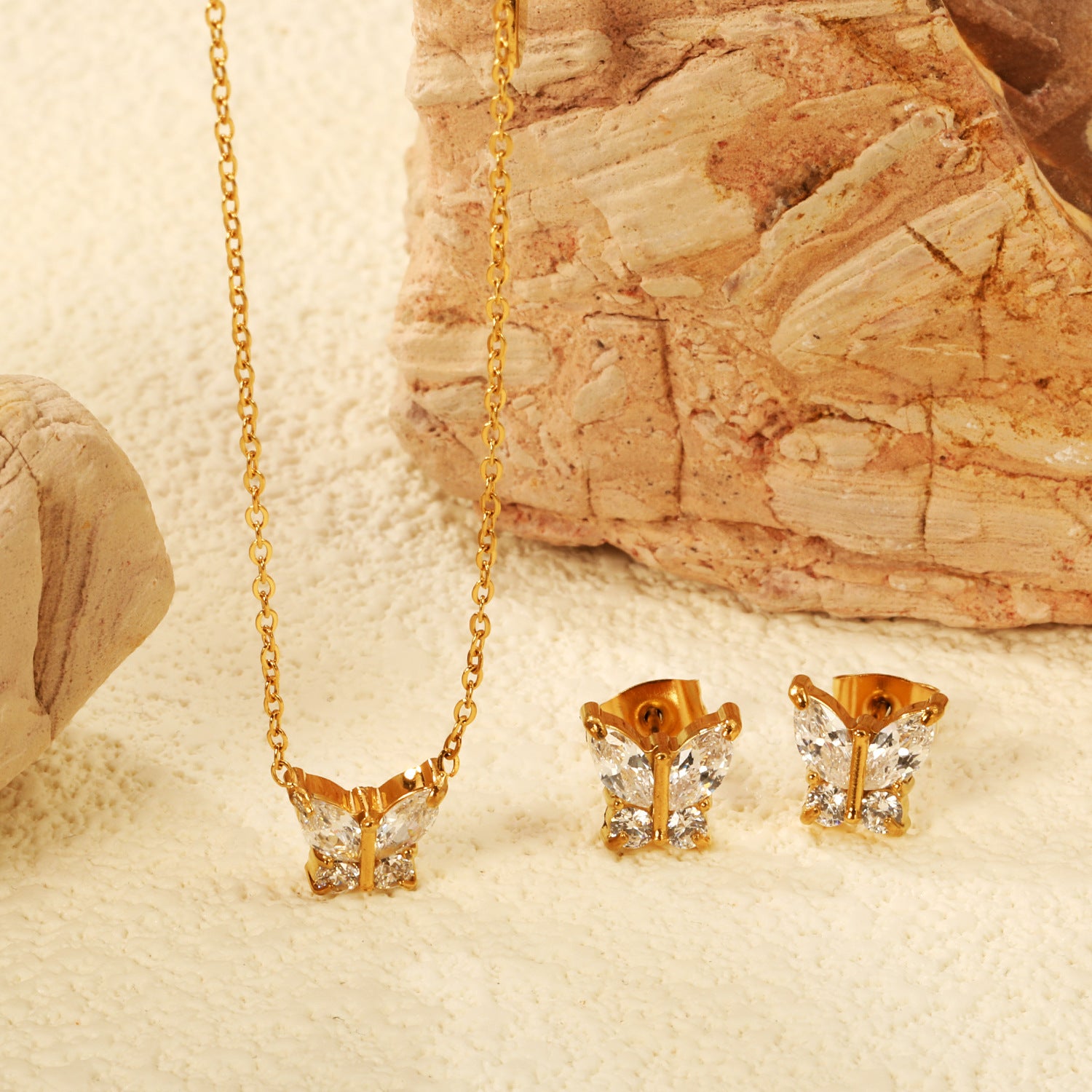 Set_Collar_y_Aretes_Mariposa_Waterproof_2.jpg